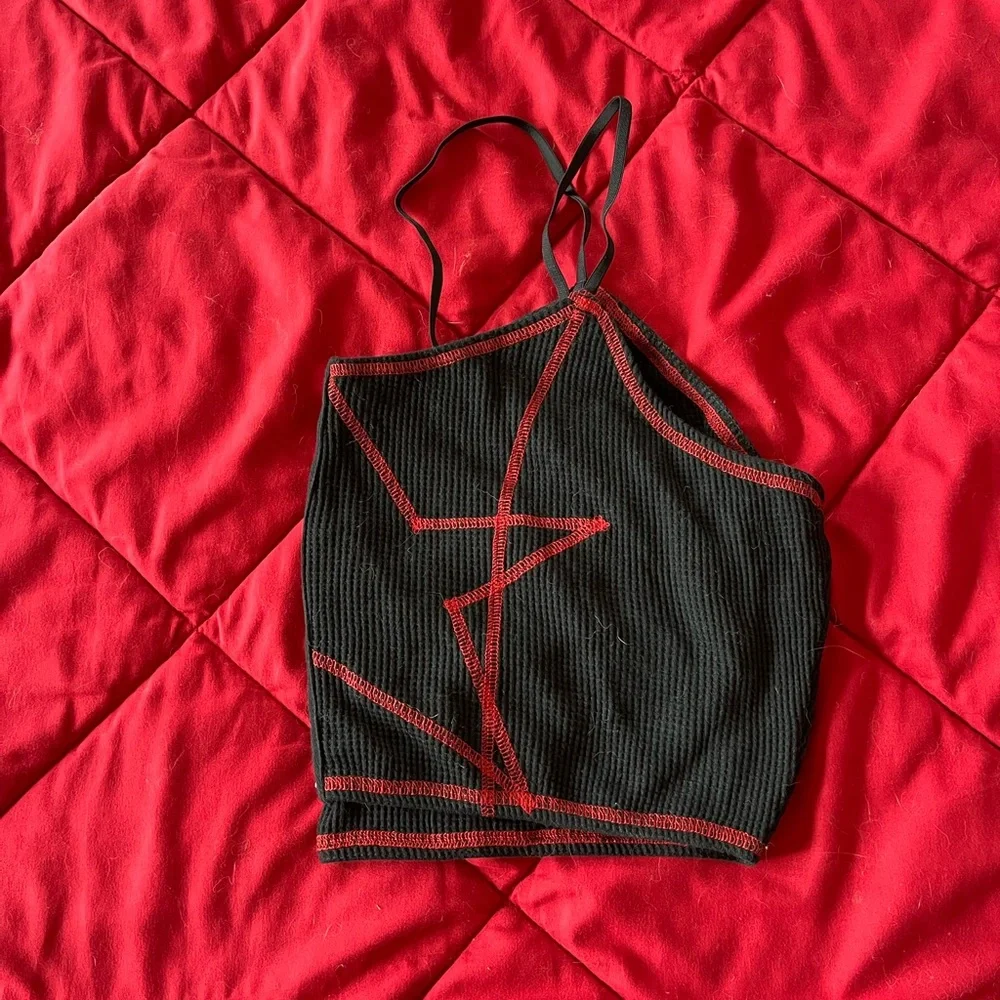 Tunnel vision red and black star cropped cami - Picture 3 of 4